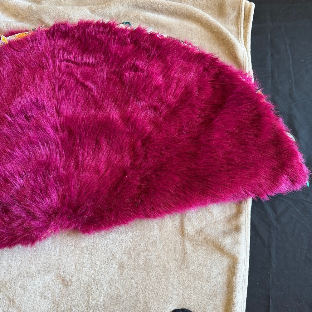 Glitterville studio Tree Skirt with Floral Appliqués Pink & Cream - Picture 8 of 14
